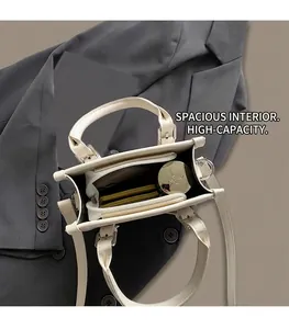 Vue intérieure montrant l'espace de rangement et la poche zippée du sac bohème chic