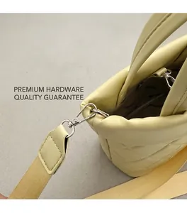 Dettaglio della borsa trapuntata beige chiaro con finiture in metallo e tracolla