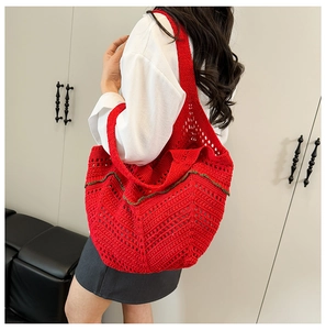 Vue détaillée du sac cabas au crochet rouge avec motifs ajourés et bordures vertes élégantes