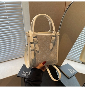 Vue détaillée du sac bandoulière bohème beige avec texture tissée et détails de boucle
