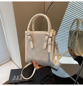 Gros plan du sac bandoulière bohème avec texture jacquard florale et deux anses