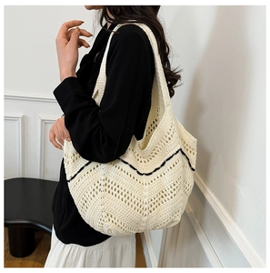 Détail du sac fourre-tout au crochet montrant la texture ajourée sur un modèle