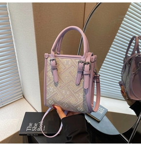 Détail du sac bandoulière bohème avec garniture en cuir violet et motifs floraux