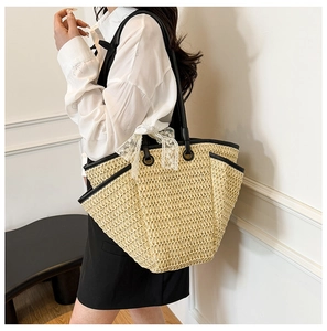 Détail du sac cabas en paille avec texture tissée beige et nœud en dentelle blanche