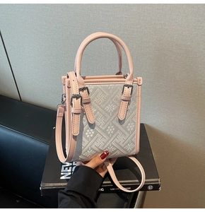 Détail de bordure en cuir rose et motif brocart argenté sur sac à bandoulière bohème