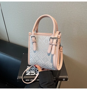 Détail du sac bandoulière rose et gris avec texture géométrique et boucles argentées