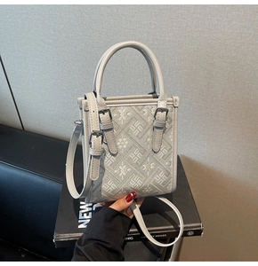 Détail du sac bandoulière bohème avec broderie géométrique et garnitures en argent