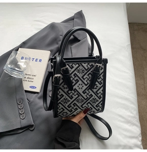 Détail du sac cabas bohème tissé avec bordure en cuir noir et bandoulière réglable