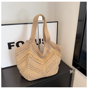 Détail du sac cabas en maille ajourée avec vagues jaunes et texture crochet beige