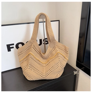 Détail d'un sac cabas en crochet beige avec broderies ondulées jaunes élégantes