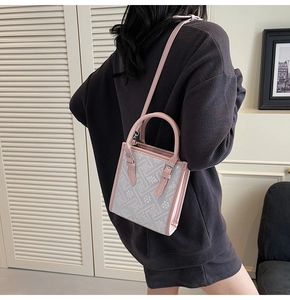 Vue arrière d'un mannequin portant un sac bandoulière bohème rose avec jacquard géométrique