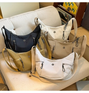 Sacs croissants en nylon de couleurs variées avec bandoulière réglable et logo M