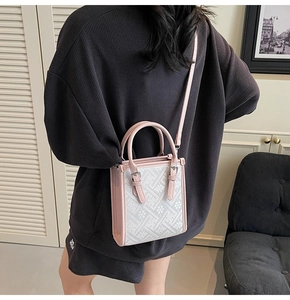 Sac bandoulière en cuir rose et jacquard floral vintage vu de dos sur un mannequin