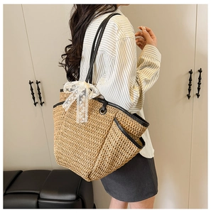 Sac cabas en paille avec lanières en cuir noir et nœud en dentelle blanche