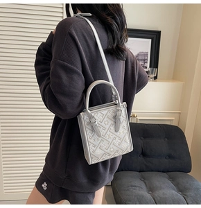 Sac bandoulière bohème chic en gris clair avec motifs géométriques et imprimés floraux