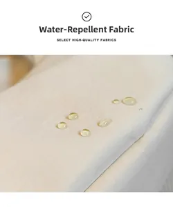 Gros plan du tissu déperlant blanc cassé montrant des gouttelettes sur un sac à bandoulière