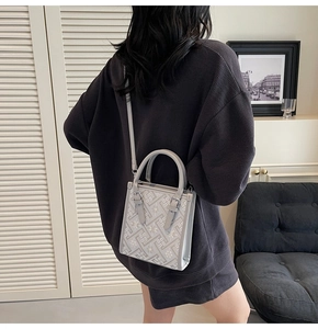 Détail du sac à bandoulière bohème gris clair avec texture tissée géométrique gaufrée