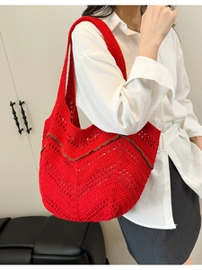 Sac fourre-tout rouge en tricot ajouré pour la plage avec motif ondulé et bandoulière