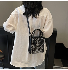 Détail du sac bandoulière jacquard bohème avec motif floral et poignée en cuir sur modèle