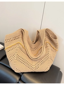 Sac cabas en crochet beige avec bordure ondulée jaune et motifs évidés pour la plage