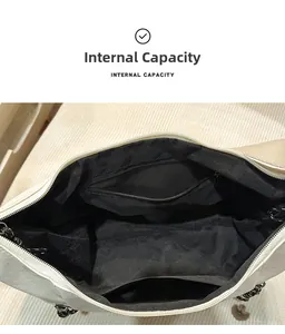 Détail de l'intérieur du sac beige avec compartiment principal et poche zippée
