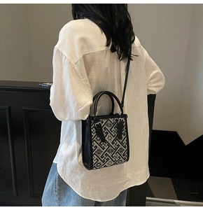 Détail du sac bandoulière jacquard bohème avec motifs floraux géométriques et anses en cuir