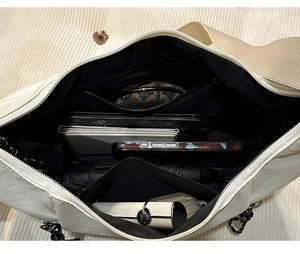 Vue intérieure du grand sac bandoulière blanc montrant compartiments et accessoires