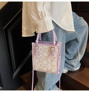 Détail du sac bandoulière lavande avec jacquard floral géométrique et boucles argentées