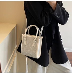 Détail du sac bandoulière bohème crème avec tissu jacquard et poignées en métal