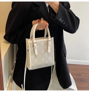 Vue détaillée du sac à bandoulière bohème avec motifs floraux et ferrures en métal