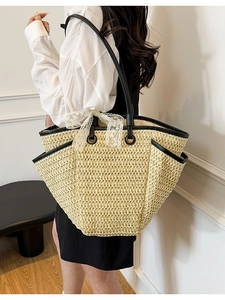Sac cabas en paille avec nœud en dentelle blanche et bandoulières noires sur modèle