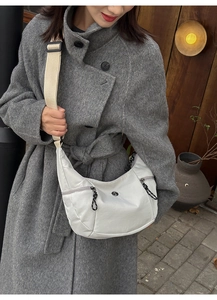 Détail du sac bandoulière croissant minimaliste en nylon avec large sangle