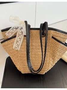 Sac fourre-tout en paille tissée avec anses en cuir noir et nœud en dentelle blanche