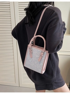 Sac bandoulière bohème rose avec motif jacquard géométrique et lanières en cuir chic