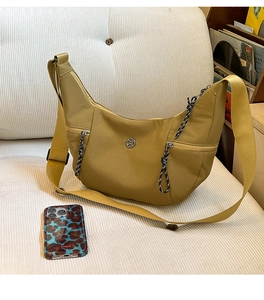 Détail du sac banane jaune moutarde avec tirette tressée et logo M métallique