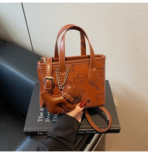 Détail du sac seau caramel avec gaufrage chiot mignon et breloque chien assortie