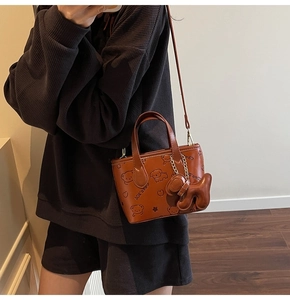 Mini sac seau en cuir marron avec ours gaufré et pendentif de chien mignon