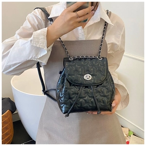 Dettaglio mini zaino nero in PU con trapuntatura a stella e chiusura a girello argento