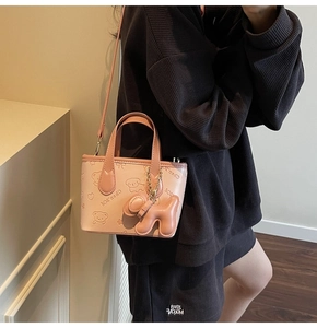 Vue détaillée du sac bandoulière en cuir PU rose avec reliefs d'ours et de coeurs mignons