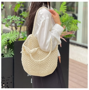 Détail du sac à bandoulière en maille crochetée beige avec motif ajouré élégant et doux