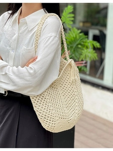 Sac fourre-tout beige tissé avec pompons et bretelles pour vacances à la plage