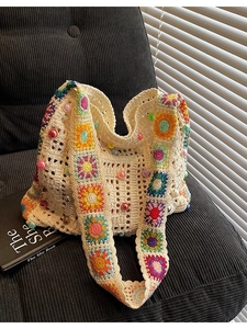 Handgefertigte Häkel-Tragetasche mit bunten Blumenmustern und Zierperlen-Details