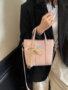Borsa tote rosa con trama intrecciata, ciondolo a fiocco e tracolla regolabile