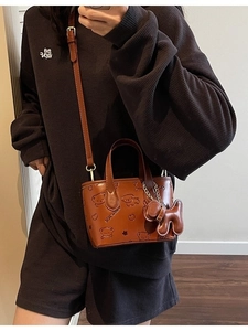 Mini sac seau marron avec motifs d'animaux gaufrés et un joli pendentif chien