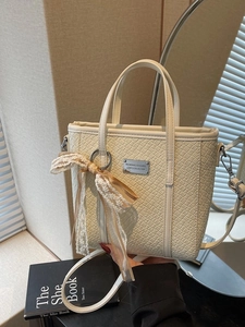 Borsa tote intrecciata bianco crema con fiocco in pizzo e tracolla tenuta da modella