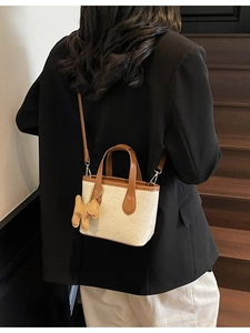 Sac seau chic crème avec motifs d'ours en relief et bandoulière en cuir sur modèle