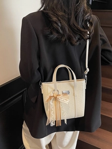 Elegante borsa a secchiello intrecciata crema con fiocco in pizzo e tracolla regolabile
