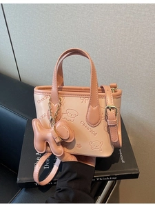 Sac seau rose en cuir PU avec gaufrage chien et ours, incluant une breloque et sangle