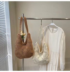 Détail de sacs fourre-tout en crochet faits main marron et beige avec motifs évidés