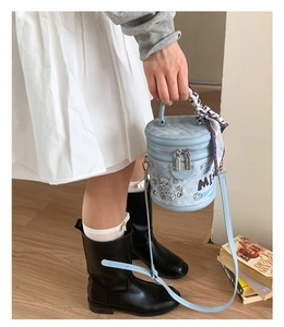 Secchiello azzurro con graffiti di orsetto e foulard di seta avvolto sul manico